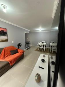uma sala de estar com uma cama e uma mesa em Suites W-Riocentro no Rio de Janeiro