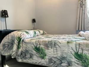 una camera da letto con un letto con un piumone di Dimora Rurale Valerio a Cercemaggiore