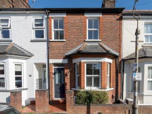 a red brick house with a white at Pass the Keys Stunning 3 Bedroom Townhouse in Central St Albans in Saint Albans