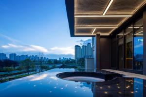 Bazén v ubytování Home2 Suites by Hilton Guiyang Guanshanhu nebo v jeho okolí
