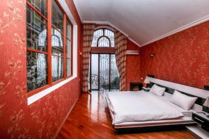 sypialnia z czerwonymi ścianami i łóżkiem z białą pościelą w obiekcie PANORAMA VILLA 5 MIN. TO NIZAMI STREET w mieście Baku