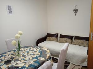 Habitación con mesa, cama y sofá en Karic apartman, en Paraćin