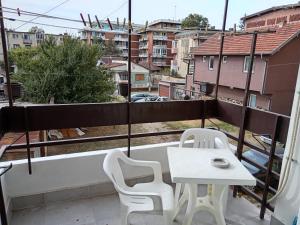 - Balcón con mesa blanca y 2 sillas en Karic apartman, en Paraćin