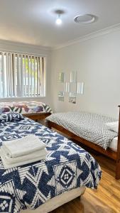 سرير أو أسرّة في غرفة في Quiet family Townhouse in Wollongong CBD
