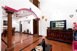 カラングートにあるVilla Calangute Phase 4のリビングルーム(テレビ、ボーリング場付)