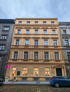 un edificio con un coche aparcado delante de él en Lavish city center suites near National Theatre by Prague Days en Praga