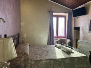 una camera da letto con un letto, un tavolo e una finestra di Dimora Rurale Valerio a Cercemaggiore