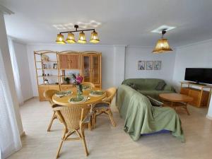 - un salon avec une table et un canapé dans l'établissement Vistas al mar en Canet Playa WIFI, à Canet d'En Berenguer