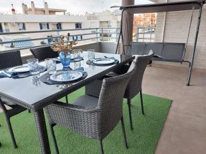 un tavolo da pranzo e sedie sul balcone di Vistas al mar en Canet Playa WIFI a Canet de Berenguer