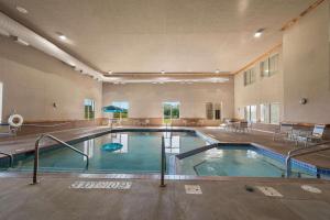 una grande piscina coperta in un edificio di Rodeway Inn & Suites Tomahawk a Tomahawk