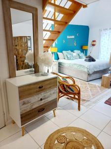 um quarto com uma cama, uma cómoda e um espelho em Coup de Coeur sur le Port de ST GOUSTAN, Trés Beau T2 avec Terrasse em Auray