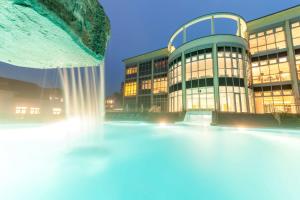 シュターツバート・ブリュッケナウにあるドリント リゾート＆スパ バート ブリュッケナウの噴水のある建物