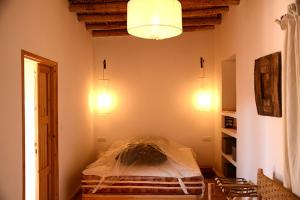 1 dormitorio con 1 cama en la esquina de una habitación en DAR SOKASA Riad authentique et contemporain, 