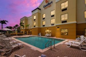 ベロビーチにあるComfort Suites Vero Beach I-95のホテル正面のプール(椅子付)