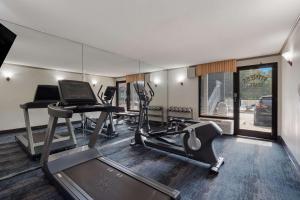 The fitness centre and/or fitness facilities at Quality Inn Fort Jackson