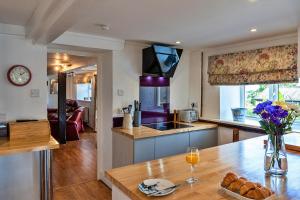 Dapur atau dapur kecil di Finest Retreats - Heath Hills