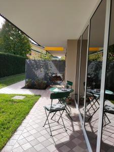 d'une terrasse avec une table et des chaises. dans l'établissement A casa di Rosa, à Padoue