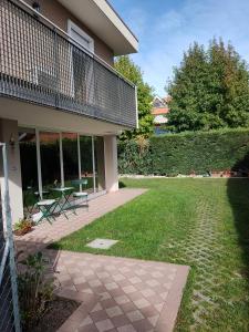 een huis met een patio en een grasveld bij A casa di Rosa in Padua