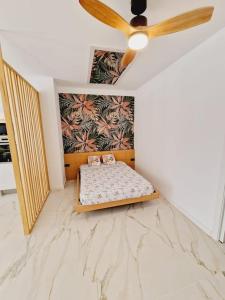 a bedroom with a bed and a ceiling fan at Exclusivo y único apartamento in Valencia