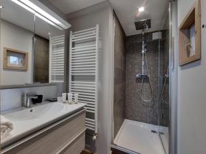 a bathroom with a shower and a sink and a tub at Appartement Tignes, 5 pièces, 8 personnes - FR-1-641-15 in Tignes