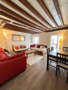 sala de estar con sofá rojo y mesa en Charming two-room apartment near Montparnasse en París