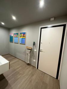 um quarto com uma porta branca e piso em madeira em Meridian A23 em Reggio Emilia