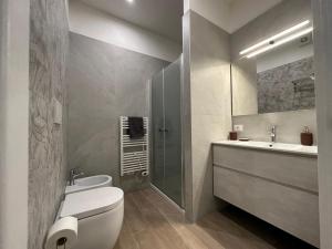 uma casa de banho com um WC, um lavatório e um chuveiro em Meridian A23 em Reggio Emilia