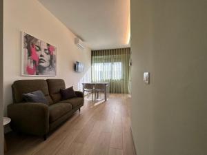 uma sala de estar com um sofá e uma mesa em Meridian A23 em Reggio Emilia