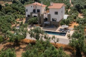 Modone Villas in Peloponnese في ميثوني: اطلالة جوية على فيلا بمسبح