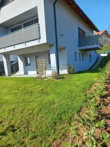 ein Haus mit Rasen davor in der Unterkunft Lauda i bric in Mirna