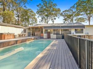 Casa con piscina y terraza de madera en Your own Retreat, en Eagleby