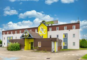 um edifício de hotel com uma placa em cima em B&B HOTEL Troyes Saint-Parres-aux-Tertres em Saint-Parres-aux-Tertres