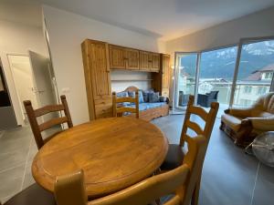 ein Esszimmer mit einem Tisch und Stühlen sowie ein Schlafzimmer in der Unterkunft Appartement au pied du Mont-Blanc 2! in Sallanches