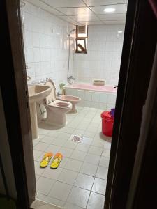 ein Badezimmer mit einem WC, einem Waschbecken und einer Badewanne in der Unterkunft oNLY MALE GENDER ROYAL LUXURY PARTITION SMALL ROOM in Abu Dhabi