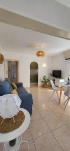 un salon avec un canapé bleu et une table dans l'établissement IRIS Nº 131 Benalmadena, à Benalmádena