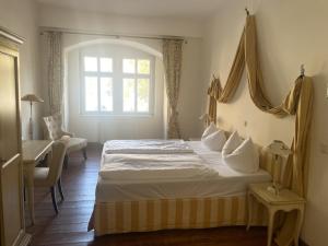 ein Schlafzimmer mit einem großen Bett und einem Fenster in der Unterkunft Hotel Adler in Rudolstadt