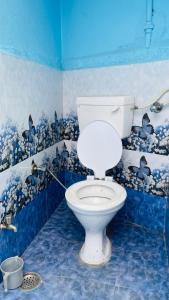 普什卡的住宿－Mayur Guest House，蓝色客房内的白色卫生间浴室