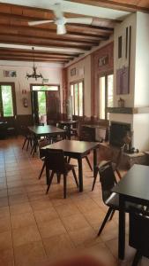 Reštaurácia alebo iné gastronomické zariadenie v ubytovaní Hostal Restaurante Andra