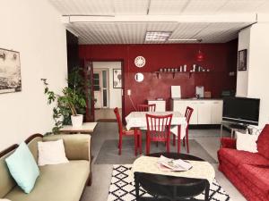 a living room with a table and chairs and a kitchen at Lounge-Style-Hostel in Sankt Veit an der Glan