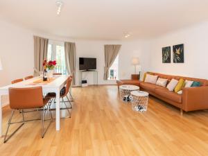 sala de estar con sofá y mesa en High Spec Modern Flat - Reading Centre - Free allocated Parking, en Reading