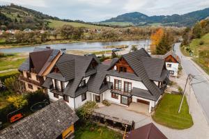 an aerial view of a house with a river at Pokoje u Basi in Sromowce Niżne