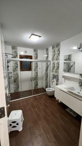 ein Bad mit einer Dusche, einem WC und einem Waschbecken in der Unterkunft Private Villa with Swimming Pool in Türkoba