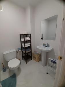 y baño con aseo y lavamanos. en Room in the centre of La Linea - Habitación en el centro de La Linea en La Línea de la Concepción
