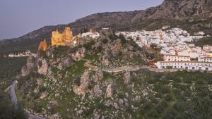 ein Dorf an der Seite eines Berges in der Unterkunft El Rincón de Paula in Baena