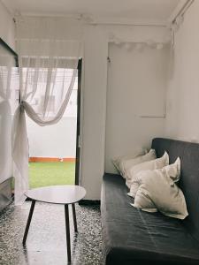 薩拉戈薩的住宿－Disfruta tu estancia en Zaragoza!，客厅配有沙发和桌子