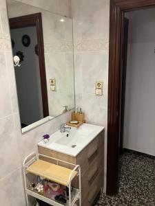 Disfruta tu estancia en Zaragoza! في سرقسطة: حمام مع حوض ومرآة