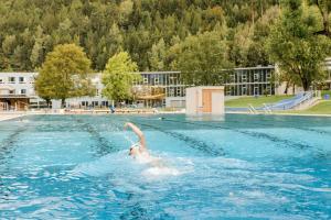 una persona che nuota in una piscina di Die Bludenzerin a Bludenz