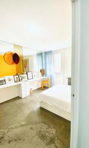 En eller flere senge i et værelse på CHAMBRE ARTY CHEZ MINUIT DEUX