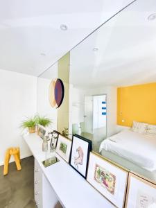 1 dormitorio con cama y escritorio con espejo en CHAMBRE ARTY CHEZ MINUIT DEUX, en Mâcon