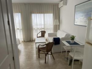 Posedenie v ubytovaní Estudio con insuperables vistas al Mar: Aparcamiento
